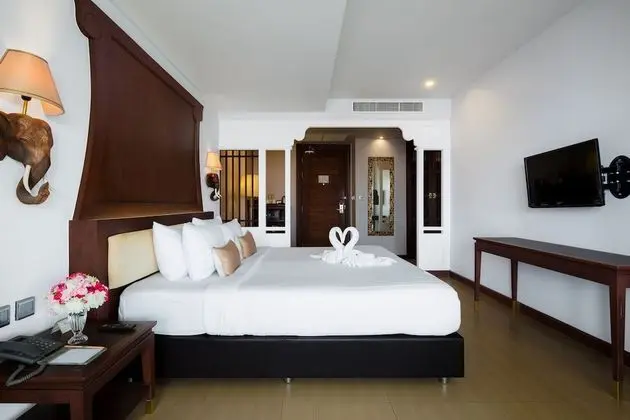 Deluxe with Bathtub