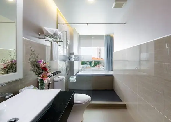 Deluxe with Bathtub