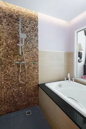Deluxe with Bathtub