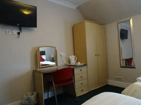 İki Ayrı Yataklı Oda, Ortak Banyo