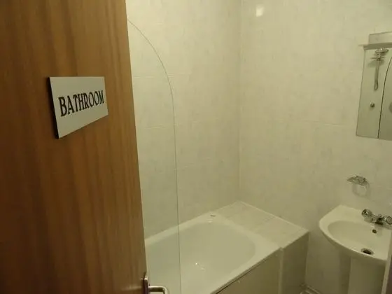 İki Ayrı Yataklı Oda, Ortak Banyo