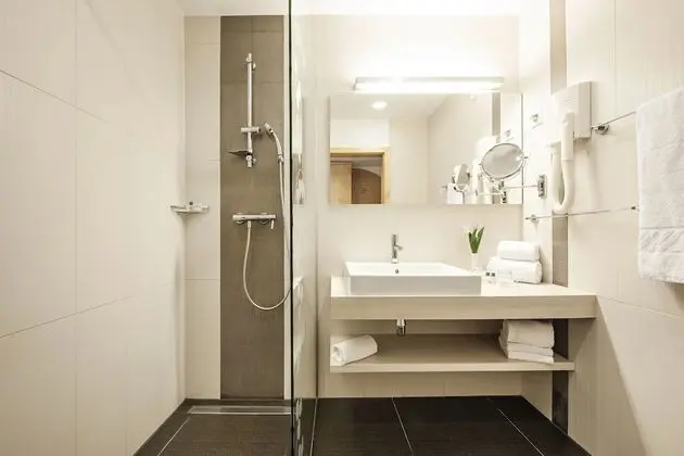 Standard Tek Büyük Yataklı Oda, Balkon, Muhtelif Manzaralı