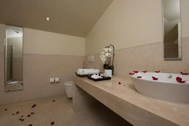 Teraslı Deluxe Oda, Kısmi Deniz Manzaralı, Balkonlu