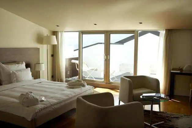 Teraslı Deluxe Oda, Kısmi Deniz Manzaralı, Balkonlu