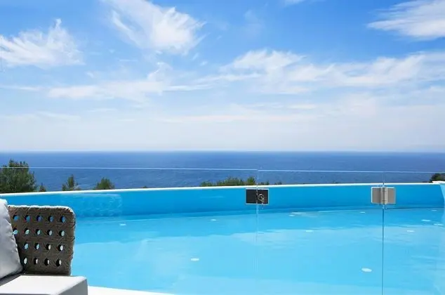 Deluxe Double Room Sharing Pool