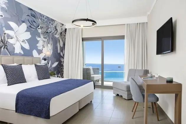 Deluxe Double Room Sharing Pool