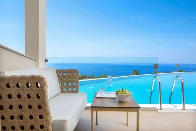 Deluxe Double Room Sharing Pool