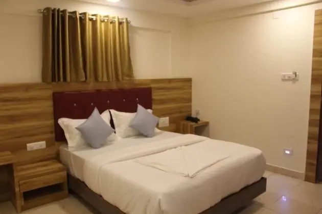 Deluxe Tek Büyük Yataklı Oda, 1 Çift Kişilik Yatak, Şehir Manzaralı