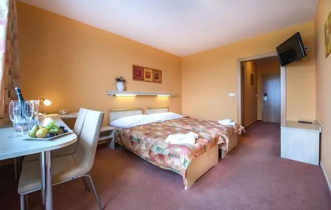 Deluxe Tek Büyük Yataklı Oda, 1 Yatak Odası, Balkon, Bahçeli