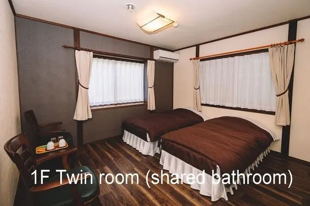 İki Ayrı Yataklı Oda, Ortak Banyo