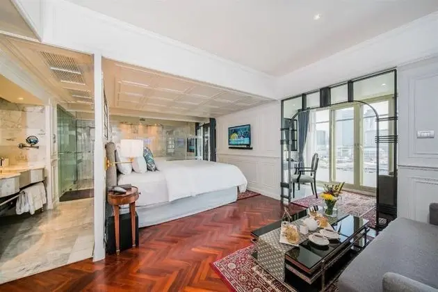 Akara King Suite
