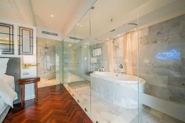 Akara King Suite