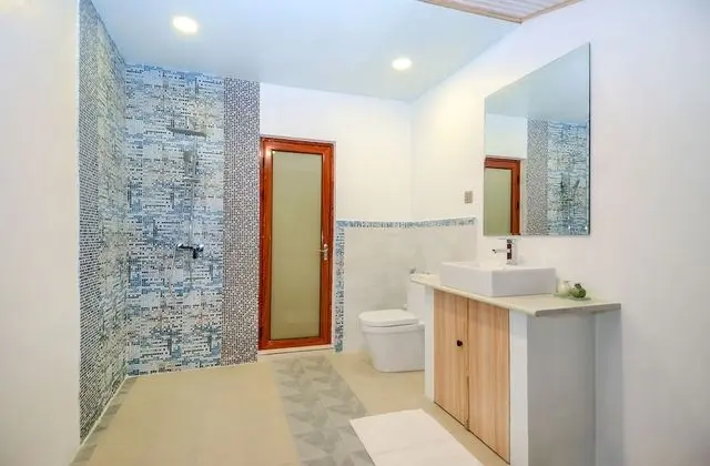 Tek Büyük veya İki Ayrı Yataklı Oda, Havuz Manzaralı