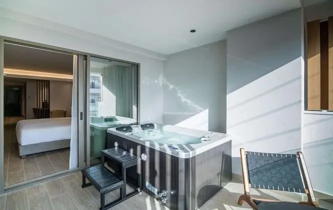 Urban Chic City View Outdoor Hot Tub