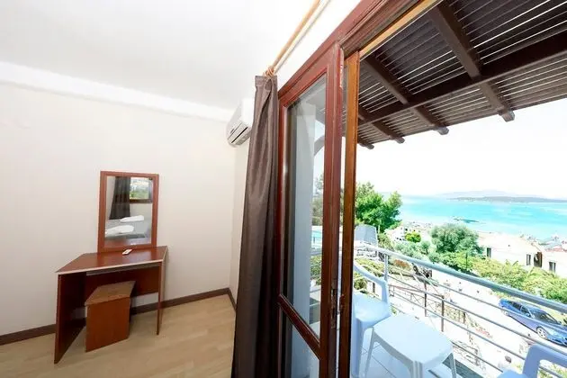https://images.etstur.com/files/images/hotelImages/TR/51505/l/Akay-Garden-Family-Club-Oda-298079.jpg
