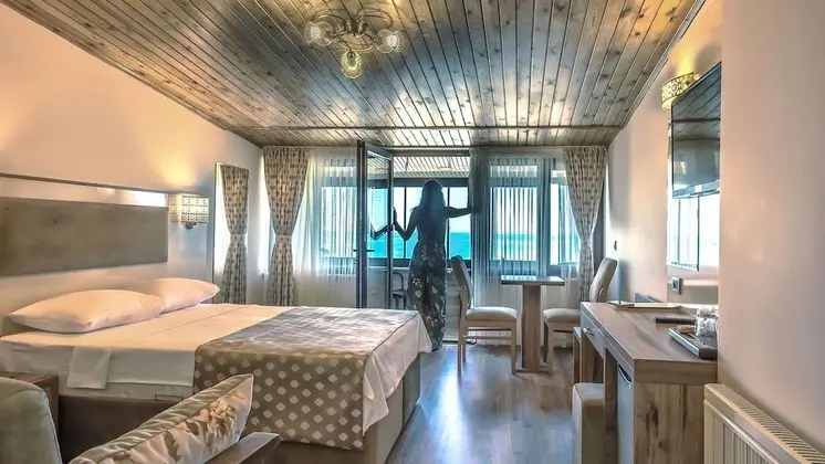 Balkonlu Deniz Manzarali Oda