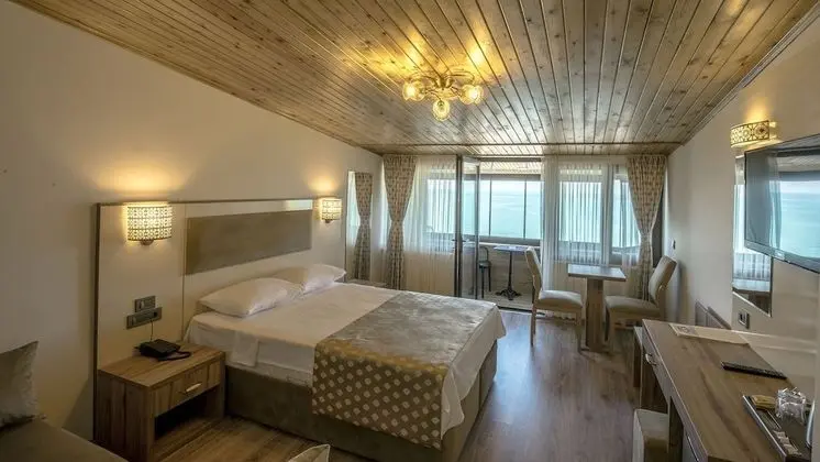 Balkonlu Deniz Manzarali Oda