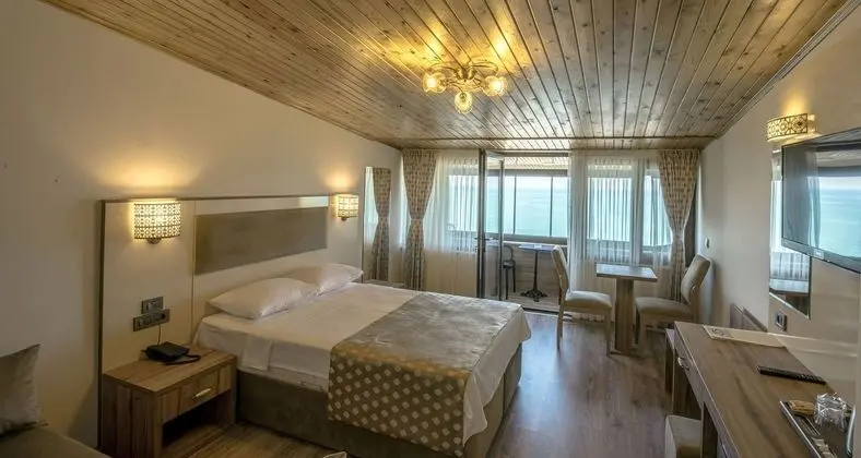 Balkonlu Deniz Manzaralı Oda