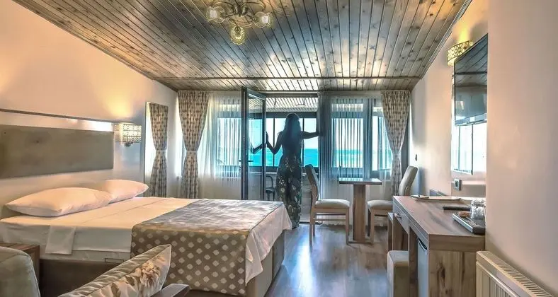 Balkonlu Deniz Manzaralı Oda
