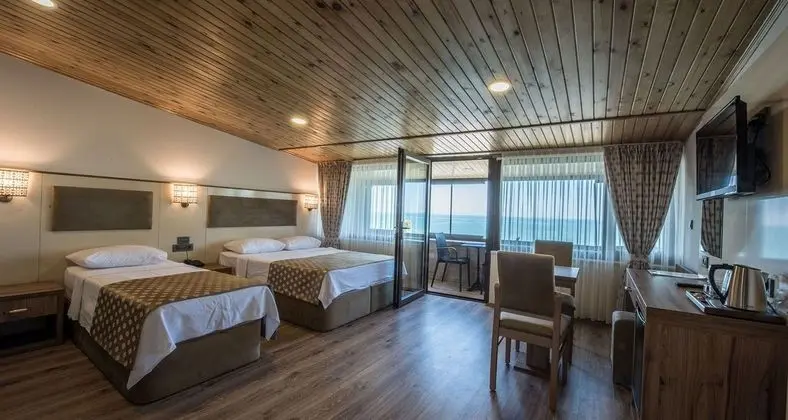 Balkonlu Deniz Manzaralı Oda