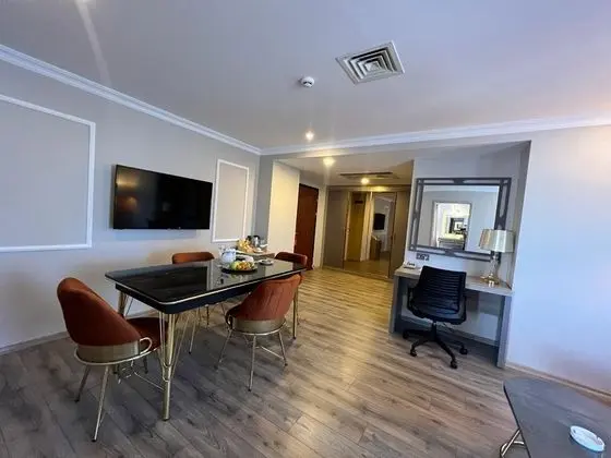 Executive Suite,Şehir veya Dağ Manzaralı,Yemek Masası