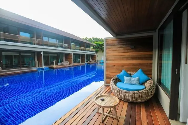 Deluxe Pool Access