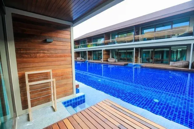 Deluxe Pool Access