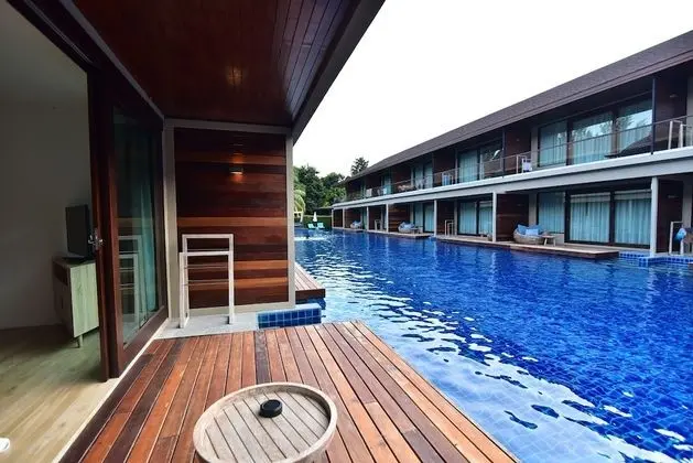 Deluxe Pool Access