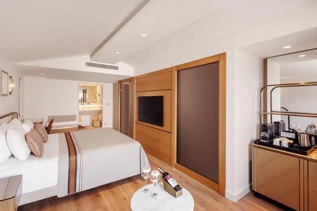 https://images.etstur.com/imgproxy/resize/2560x1440/files/images/hotelImages/etsrooms/44/AKKA_Hotels_Antedon_20250728100537_13.jpg