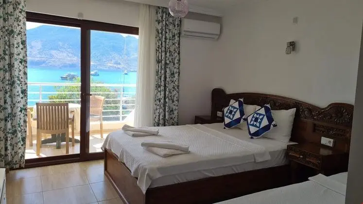 Standart Üç Kişilik Deniz Manzaralı Oda