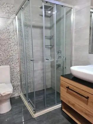 Üç Kişik Deniz Manzarı Teraslı
