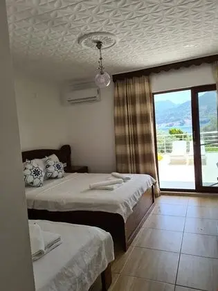 Üç Kişik Deniz Manzarı Teraslı