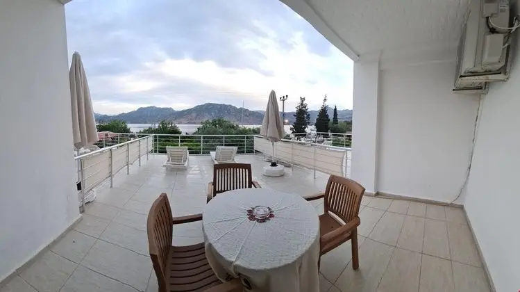 Üç Kişik Deniz Manzarı Teraslı
