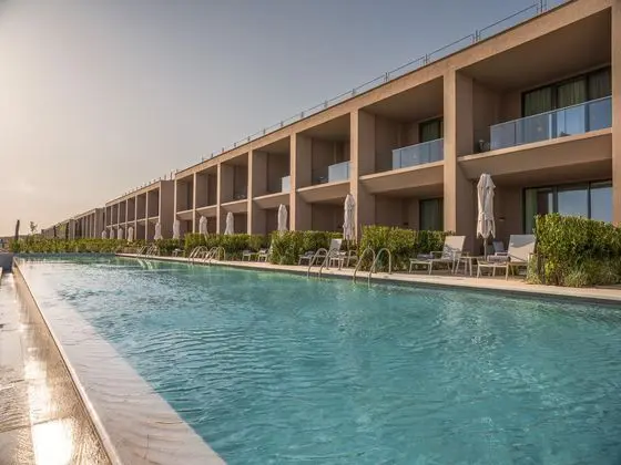 Havuz Erişimli Deniz Manzaralı Aile Suite