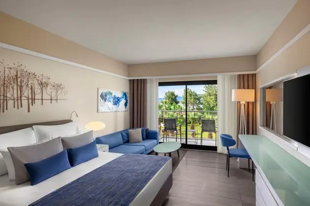 https://images.etstur.com/imgproxy/resize/2560x1440/files/images/hotelImages/etsrooms/60/Akra_Fethiye_Tui_Blue_Sensatori_20260406100909_0.jpg