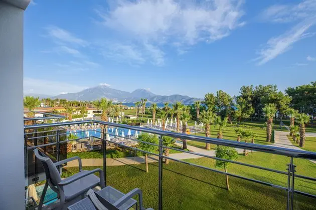 https://images.etstur.com/imgproxy/resize/2560x1440/files/images/hotelImages/etsrooms/60/Akra_Fethiye_Tui_Blue_Sensatori_20260406100913_3.jpg