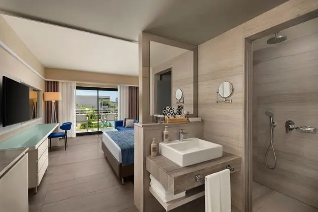 https://images.etstur.com/imgproxy/resize/2560x1440/files/images/hotelImages/etsrooms/60/Akra_Fethiye_Tui_Blue_Sensatori_20260406102257_0.jpg