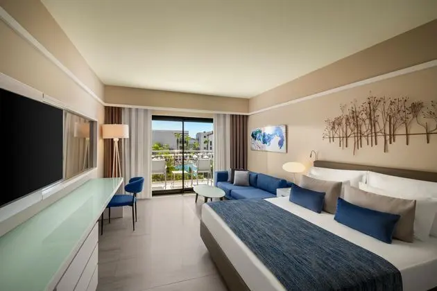 https://images.etstur.com/imgproxy/resize/2560x1440/files/images/hotelImages/etsrooms/60/Akra_Fethiye_Tui_Blue_Sensatori_20260406102258_1.jpg