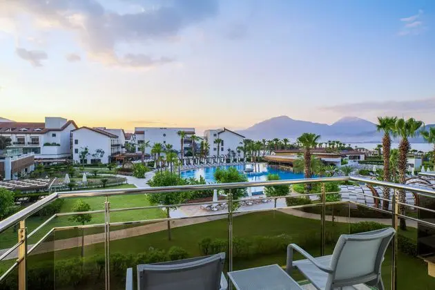https://images.etstur.com/imgproxy/resize/2560x1440/files/images/hotelImages/etsrooms/60/Akra_Fethiye_Tui_Blue_Sensatori_20260406102259_2.jpg
