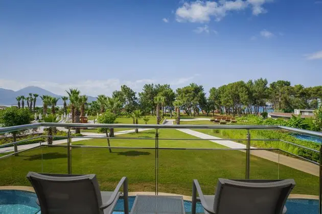 https://images.etstur.com/imgproxy/resize/2560x1440/files/images/hotelImages/etsrooms/60/Akra_Fethiye_Tui_Blue_Sensatori_20260406102301_3.jpg