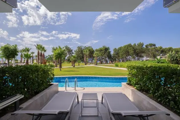 https://images.etstur.com/imgproxy/resize/2560x1440/files/images/hotelImages/etsrooms/60/Akra_Fethiye_Tui_Blue_Sensatori_20260406104031_1.jpg