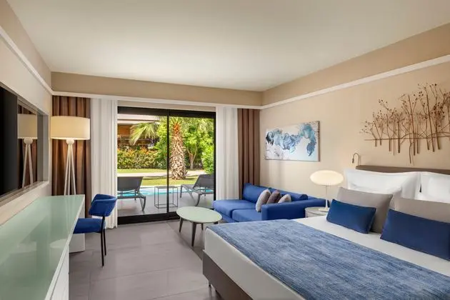 https://images.etstur.com/imgproxy/resize/2560x1440/files/images/hotelImages/etsrooms/60/Akra_Fethiye_Tui_Blue_Sensatori_20260406104210_0.jpg
