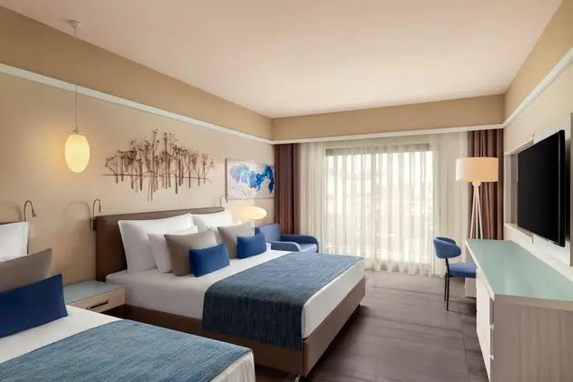 https://images.etstur.com/imgproxy/resize/2560x1440/files/images/hotelImages/etsrooms/60/Akra_Fethiye_Tui_Blue_Sensatori_20260406110543_3.jpg