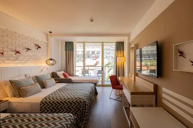 https://images.etstur.com/imgproxy/resize/2560x1440/files/images/hotelImages/etsrooms/8/Akra_Kemer_20241008141836_0.jpg