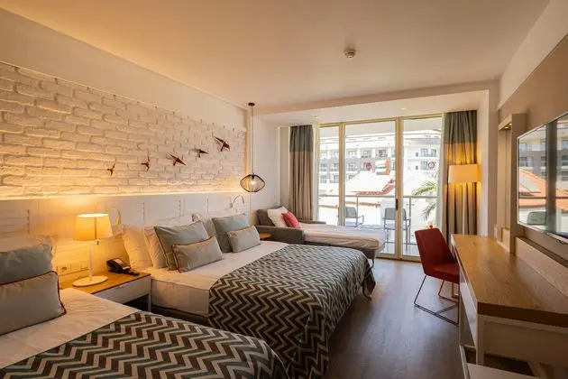 https://images.etstur.com/imgproxy/resize/2560x1440/files/images/hotelImages/etsrooms/8/Akra_Kemer_20241008141836_1.jpg