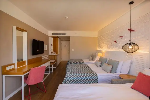 https://images.etstur.com/imgproxy/resize/2560x1440/files/images/hotelImages/etsrooms/8/Akra_Kemer_20241008141836_2.jpg
