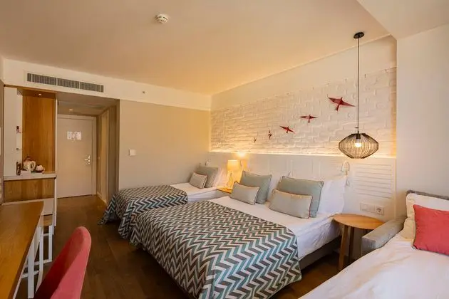 https://images.etstur.com/imgproxy/resize/2560x1440/files/images/hotelImages/etsrooms/8/Akra_Kemer_20241008141836_3.jpg