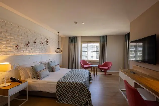 https://images.etstur.com/imgproxy/resize/2560x1440/files/images/hotelImages/etsrooms/8/Akra_Kemer_20241008144314_0.jpg