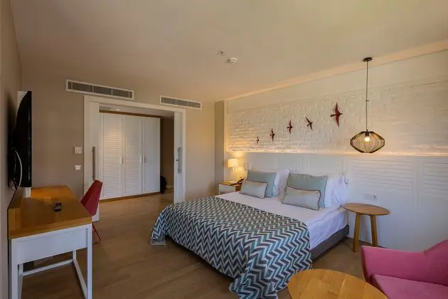 https://images.etstur.com/imgproxy/resize/2560x1440/files/images/hotelImages/etsrooms/8/Akra_Kemer_20241008144314_1.jpg