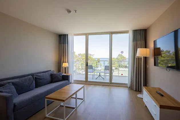 https://images.etstur.com/imgproxy/resize/2560x1440/files/images/hotelImages/etsrooms/8/Akra_Kemer_20241008144314_2.jpg